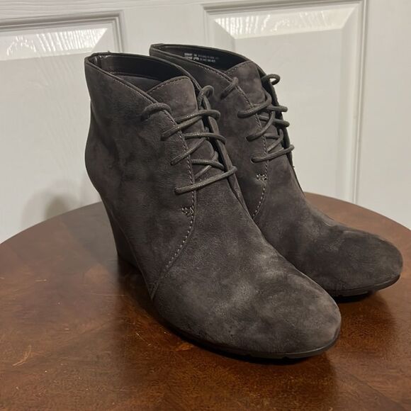 🔥🔥Clarks Artisan Dark Brown Leather Suede Ankle Booties - Wedge Boots - Sz 10M - Picture 2 of 10